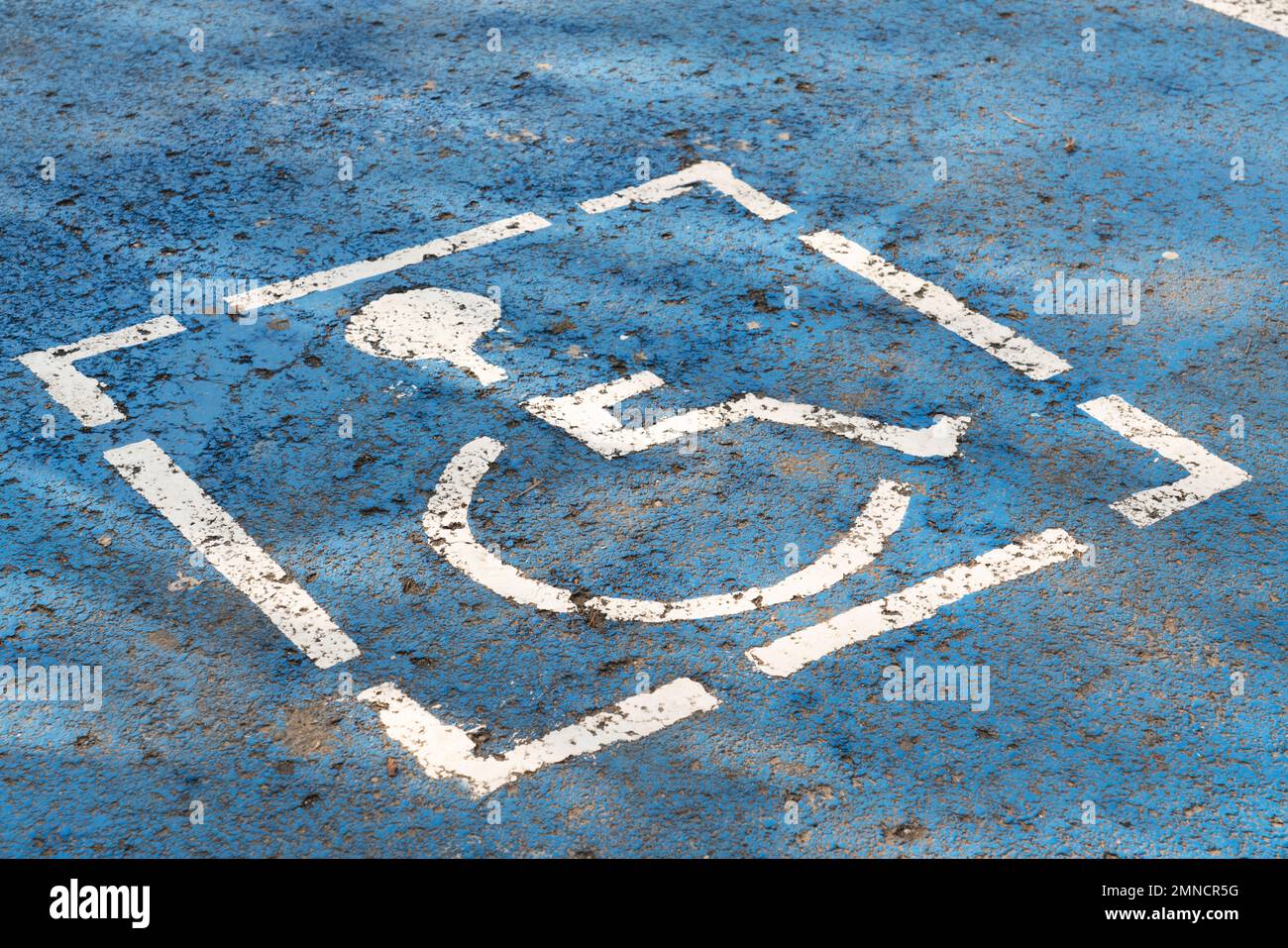 Gros plan de la peinture de stationnement pour les personnes handicapées Banque D'Images
