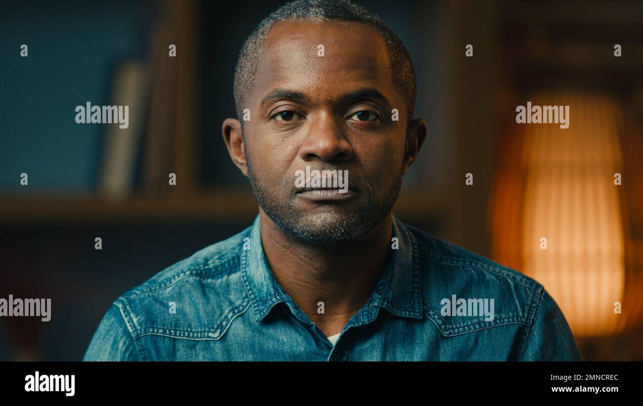 Gros plan portrait masculin sérieux triste solitaire mature africain américain regardant la caméra désespéré malheureux homme d'affaires ethnique d'âge moyen désespéré Banque D'Images