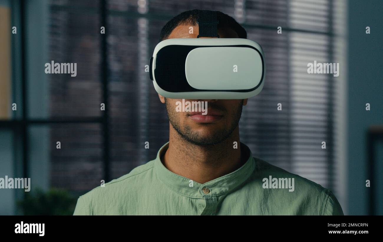 Peur inquiet afro-américain homme portant des lunettes de réalité virtuelle jouant effrayant 3D jeu dans le monde métaverse numérique en intérieur peur horreur peur peur Banque D'Images