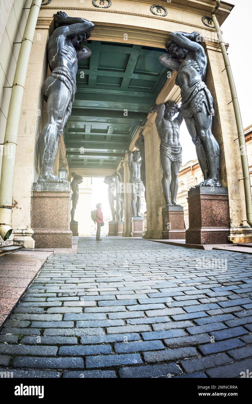 St. Saint-Pétersbourg, Russie - 29 mai 2017 : le portique de la Nouvelle Ermitage est décoré par le sculpteur A. I. de 10 figures des Atlantides Terebenev Banque D'Images