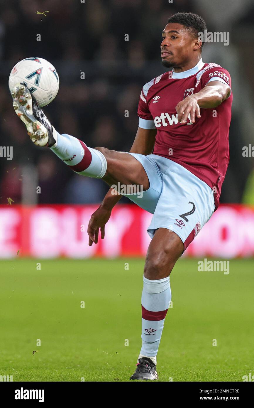 Ben Johnson #2 de West Ham United contrôle le ballon pendant le match de quatrième tour de la coupe Emirates FA, Derby County vs West Ham United au stade Pride Park, Derby, Royaume-Uni, 30th janvier 2023 (photo de Mark Cosgrove/News Images) Banque D'Images