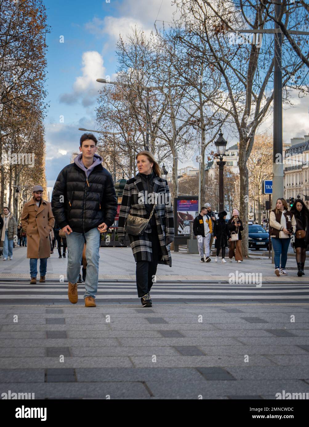 En hiver, un couple peut se promener sur les champs-Élysées à Paris. Banque D'Images