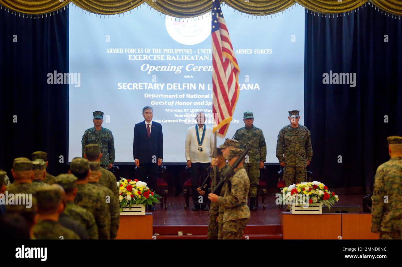 Philippine Defense Secretary Delfin Lorenzana, center, U.S. Ambassador to the Philippines Sung Kim, second left, Philippine Armed Forces Chief Lt. Gen. Carlito Galvez, second right, Lt. Gen. Lawrence Nicholson, right, commander of the 3rd U.S. Marine Expeditionary Forces, and Northern Luzon commander Lt. Gen. Emmanuel Salamat stand at attention during the opening ceremony of the Joint US-Philippines military exercise dubbed "Balikatan 34-2018" Monday, May 7, 2018 at Camp Aguinaldo in suburban Quezon city, northeast of Manila, Philippines. About 8,000 U.S. and Philippine troops are taking part  Banque D'Images