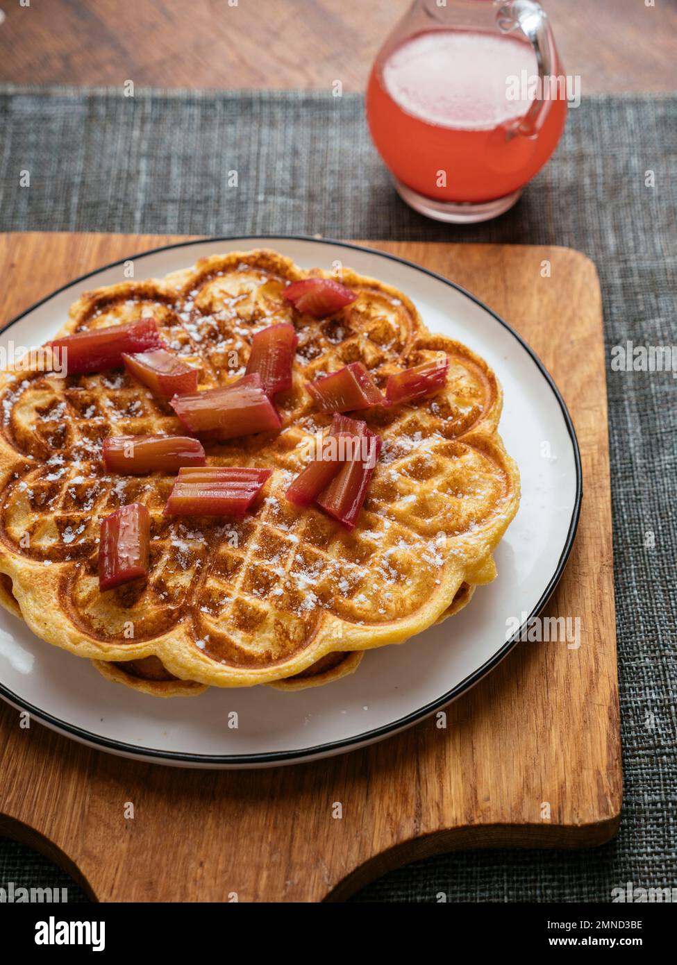 La polenta gaufres avec Tournedos Sauce Rhubarbe Banque D'Images