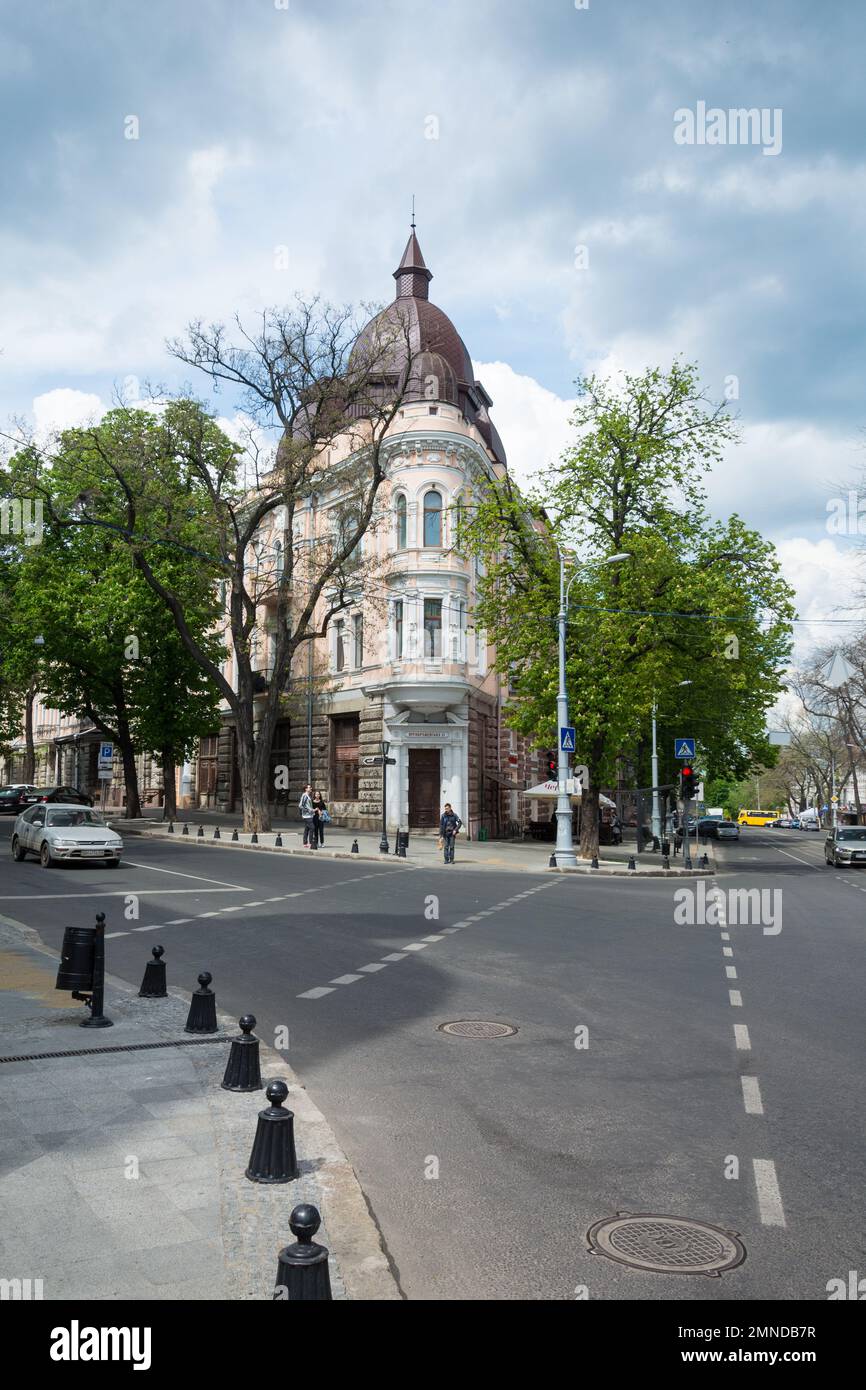 ODESSA, UKRAINE - APR 29, 2019: Carrefour des rues Elizavetinskaya et Preobrazhenskaya à Odessa, Ukraine Banque D'Images