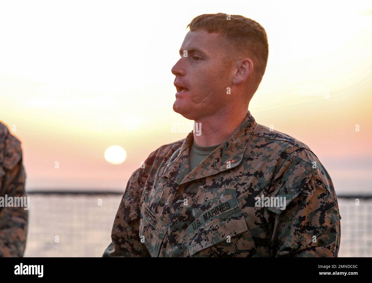 L'Adjudant-chef du corps des Marines des États-Unis 2 Phillip Griffith, officier de mobilité du combat Logistics Regiment 37, 3rd Marine Logistics Group, effectue un briefing de fin de journée sur le navire naval des États-Unis Dahl (T-AKR 312) pendant l'exercice Resolute Dragon 22 au port de Kushiro, le 1 octobre 2022. Resolute Dragon 22 est un exercice annuel conçu pour renforcer les capacités défensives de l'alliance américano-japonaise en exerçant un commandement et un contrôle intégrés, en ciblant, en combinant les armes et en manœuvrant dans plusieurs domaines. 3rd MLG, basé à Okinawa, au Japon, est une unité de combat déployée vers l'avant qui Banque D'Images