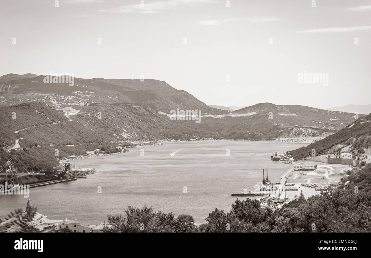 La baie bleue et le port de Bakarski zaliv en Croatie. Banque D'Images