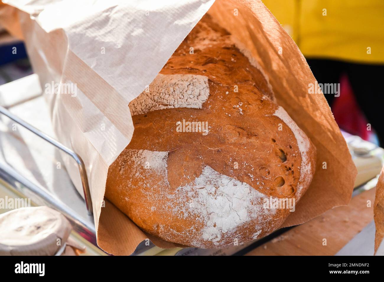 Pain dans un sac au marché. Banque D'Images