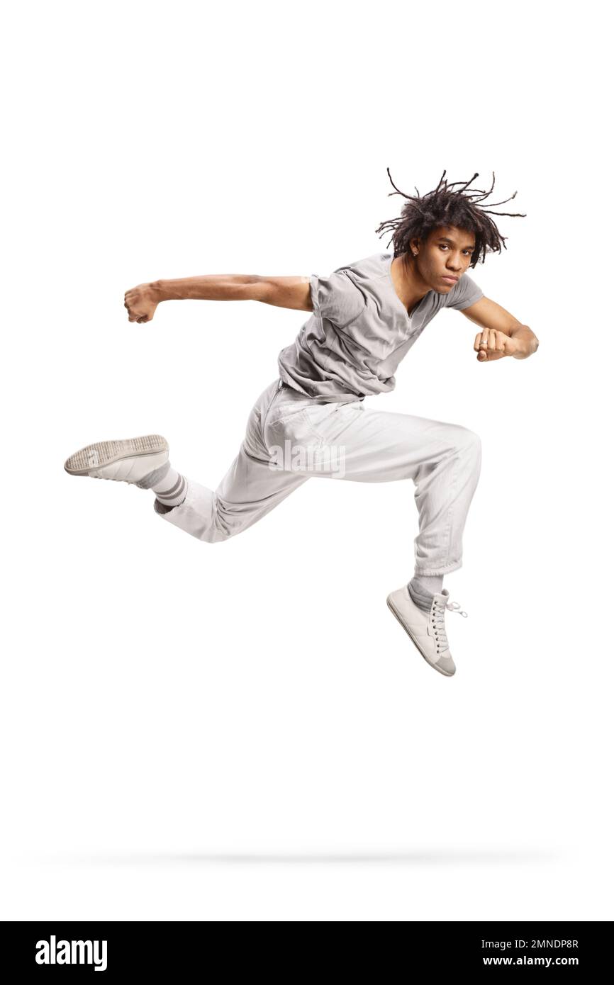 Jeune homme afro-américain effectuant un saut isolé sur fond blanc Banque D'Images