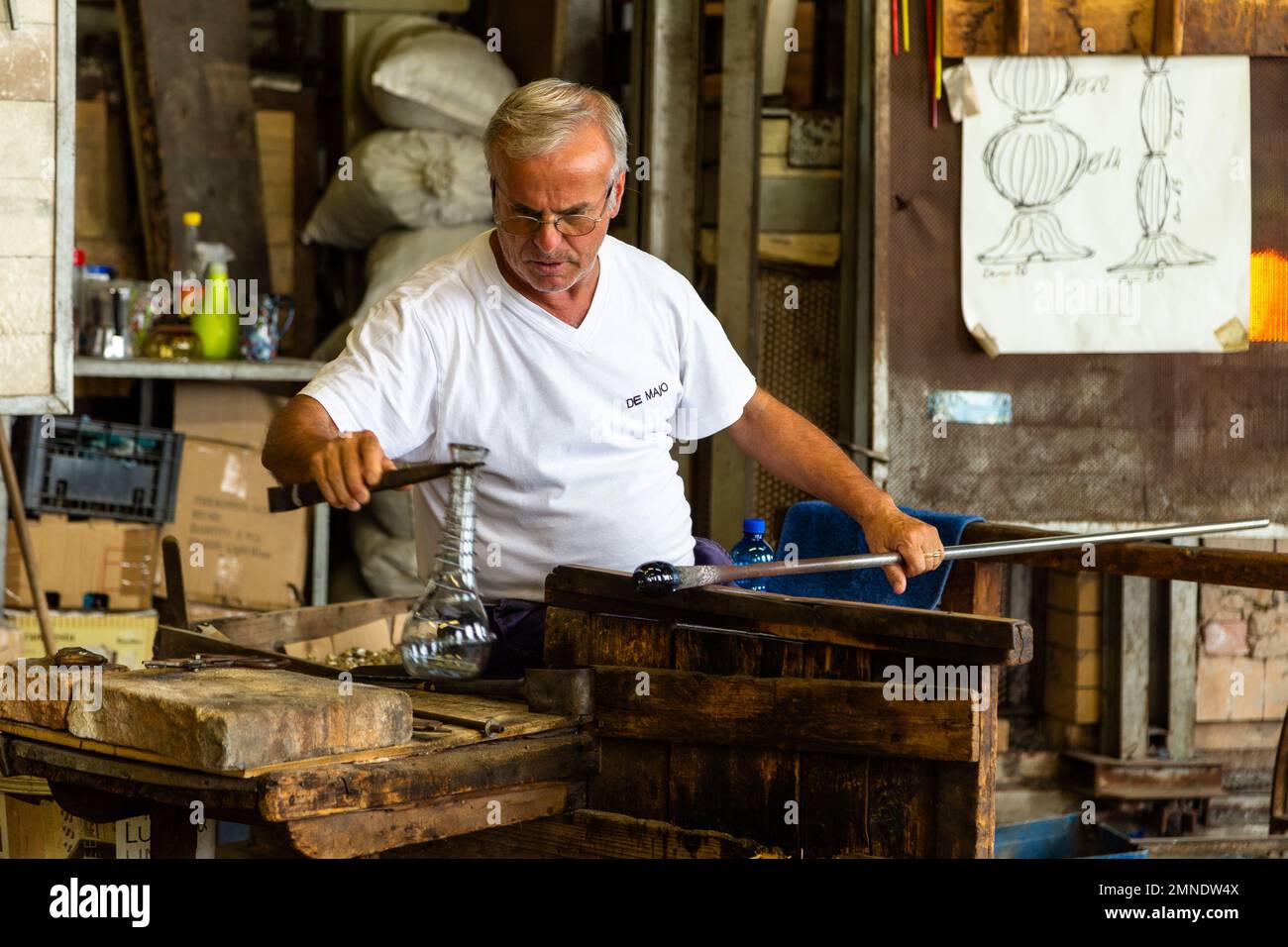 Un artisan qualifié au travail dans un atelier de verre à Murano, Venise Banque D'Images