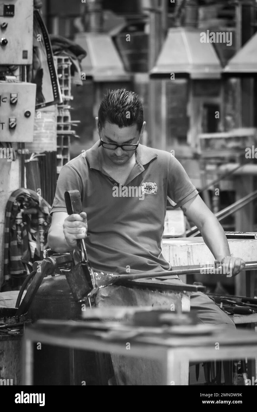 Un artisan qualifié au travail dans un atelier de verre à Murano, Venise Banque D'Images