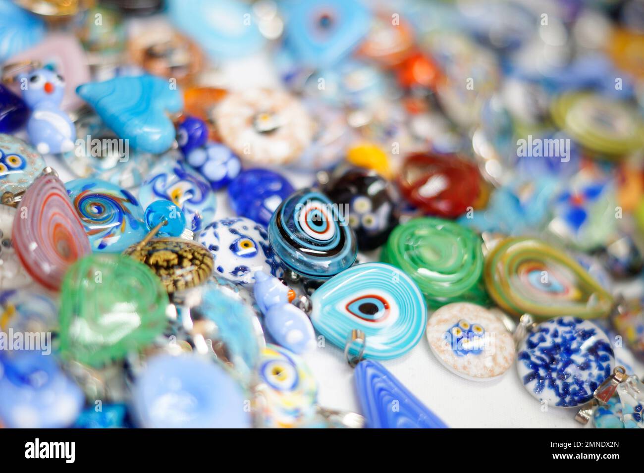 Colliers en verre artisanaux colorés. Variété de formes et de couleurs pour faire des colliers Banque D'Images