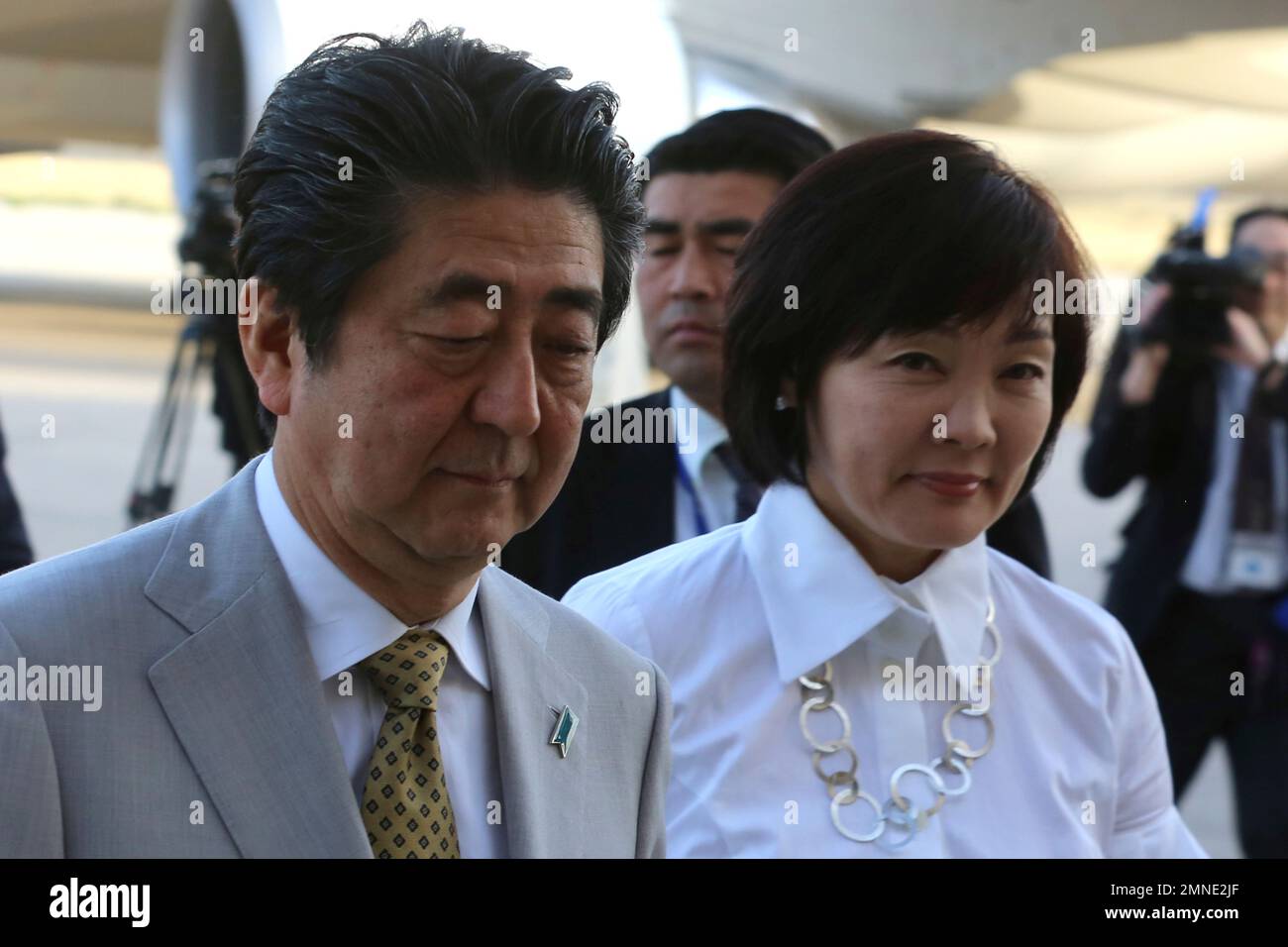 Japanese Prime Minister Shinzo Abe and his wife Akie Abe arrive at Amman military airport, in Amman, Jordan, Monday, April 30, 2018. (AP Photo/Raad Adayleh) Banque D'Images