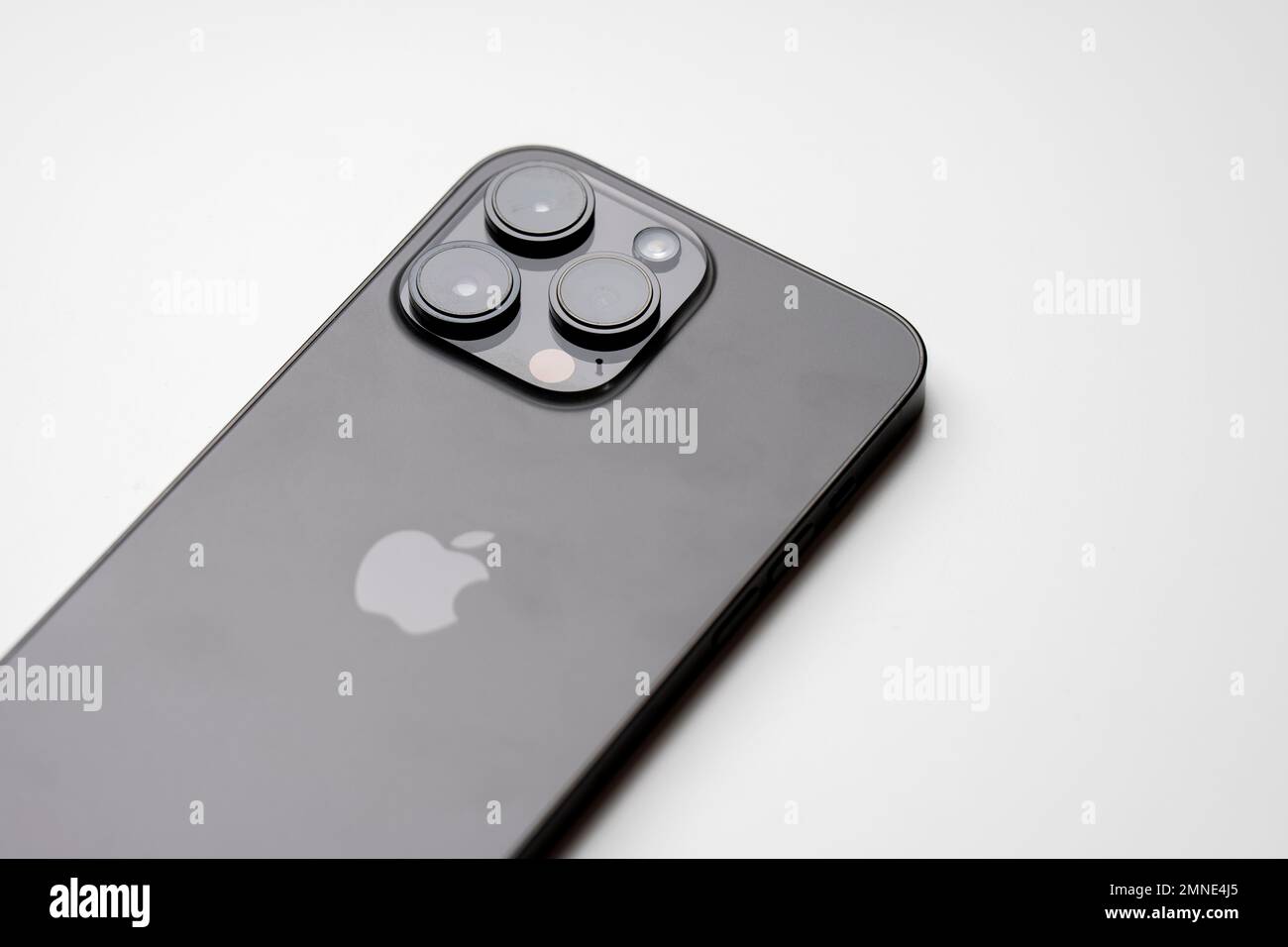 Apple iPhone 14 Pro Max, Noir espace, smartphone avec 3 appareils photo,  déballé, isolé sur fond blanc. Sélectionnez Photo Stock - Alamy