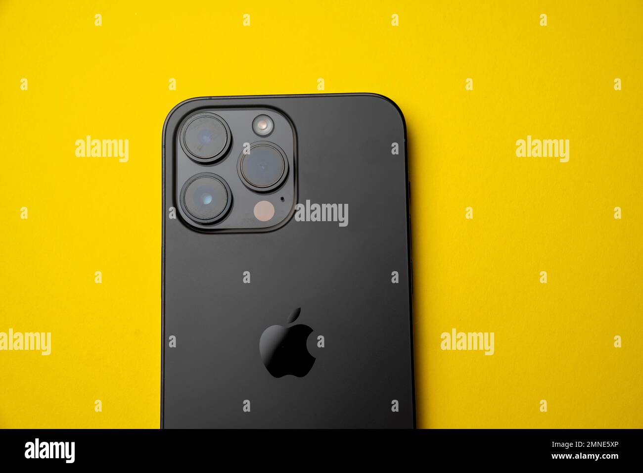 Gros plan de l'iPhone 14 Pro Max Space Black sur fond jaune isolé. Il y a 3  caméras sur une île. Sélé Photo Stock - Alamy