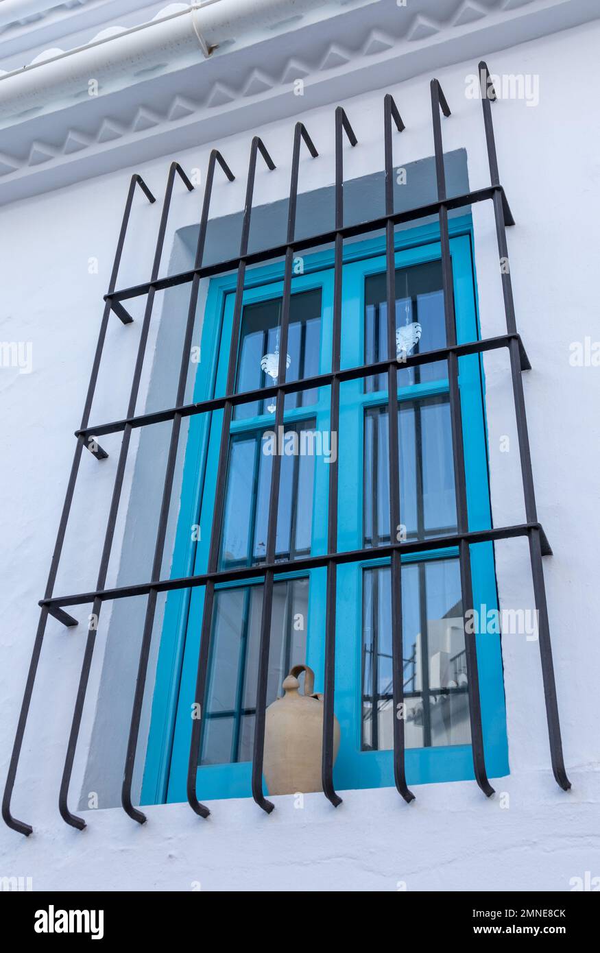 Ventana azul de una casa típica de Frigiliana, Málaga, uno de los pueblos más bonitos de España. Banque D'Images