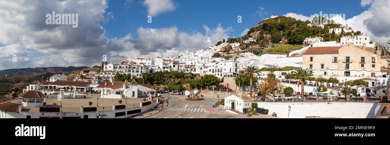 Photo panoramique de Frigiliana, Malaga, l'une des plus belles villes d'Espagne. Avec ses murs blancs, ses rues étroites et beaucoup d'escaliers. Banque D'Images