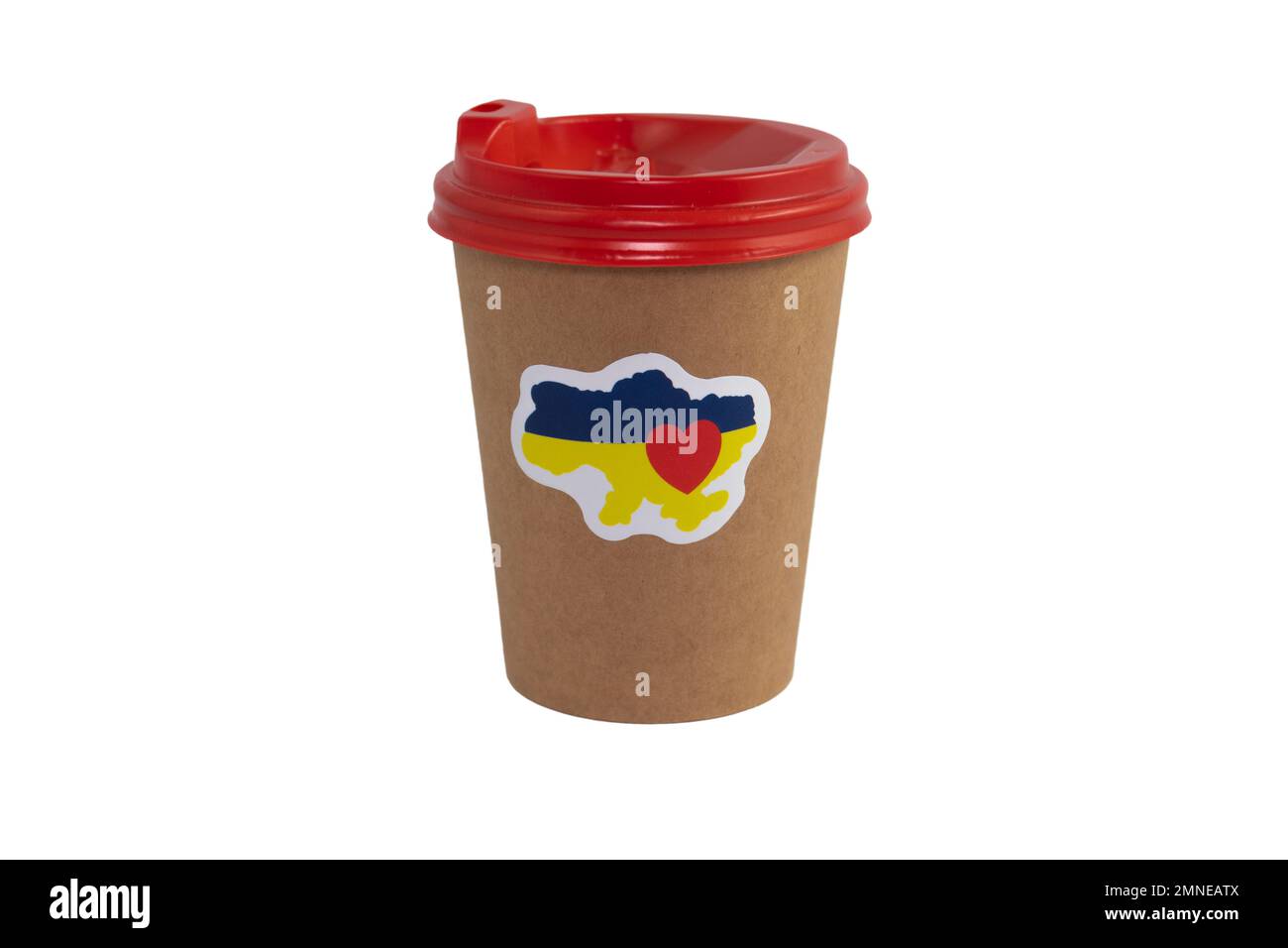 Tasse de café jetable en papier avec autocollant patriotique « I love Ukraine » isolé sur fond blanc (gros plan) Banque D'Images