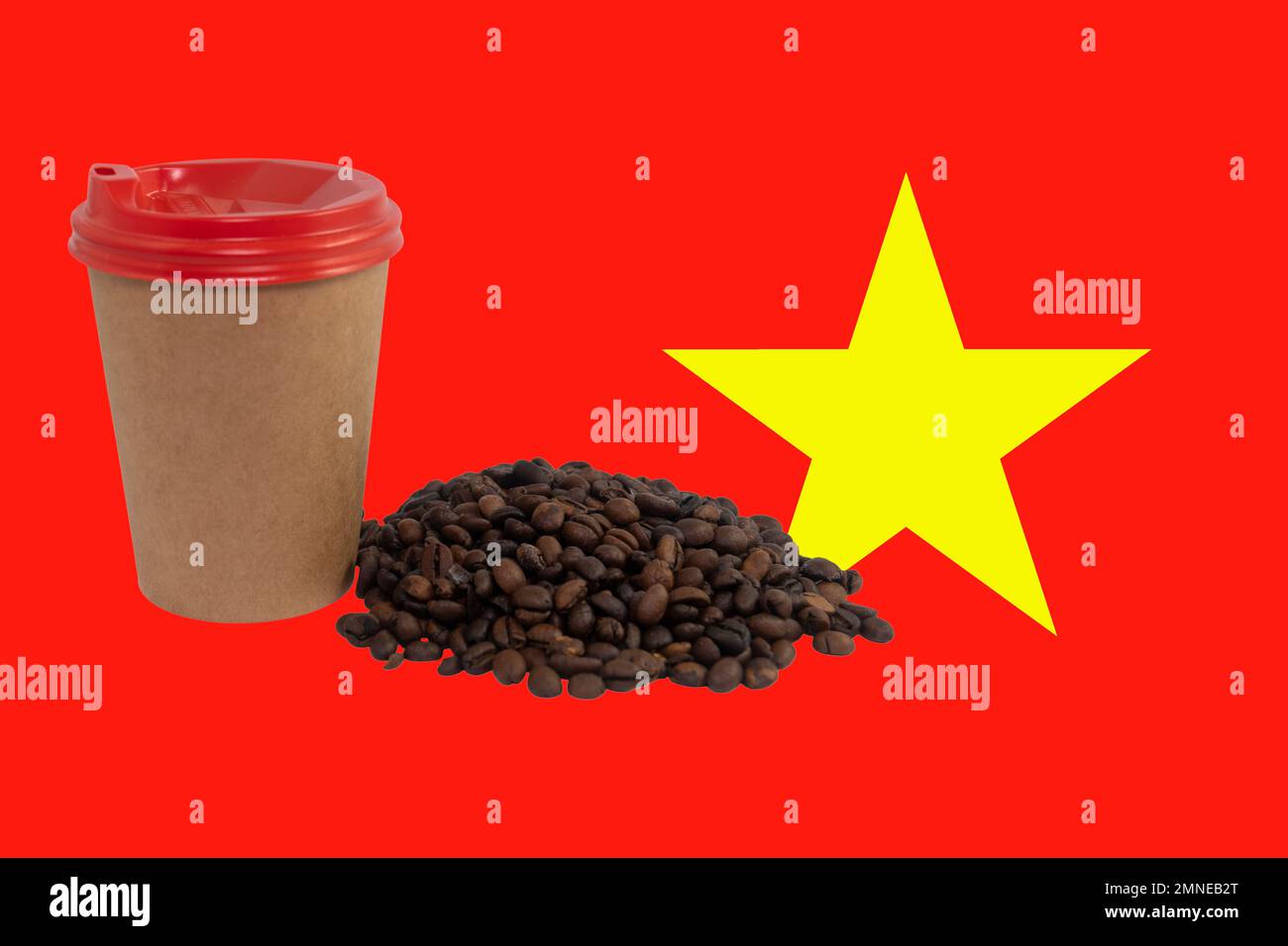 Tasse de café et une poignée de grains de café sur le fond du drapeau du Vietnam. Le plus grand exportateur de café au monde. Café vietnamien Banque D'Images