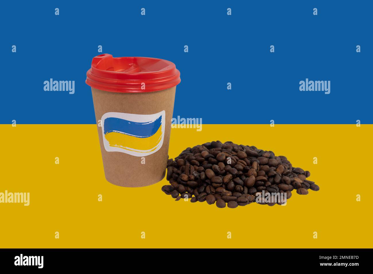 Une tasse de café en papier jetable avec un autocollant patriotique et une poignée de grains de café torréfiés sur le fond du drapeau national de l'Ukraine Banque D'Images
