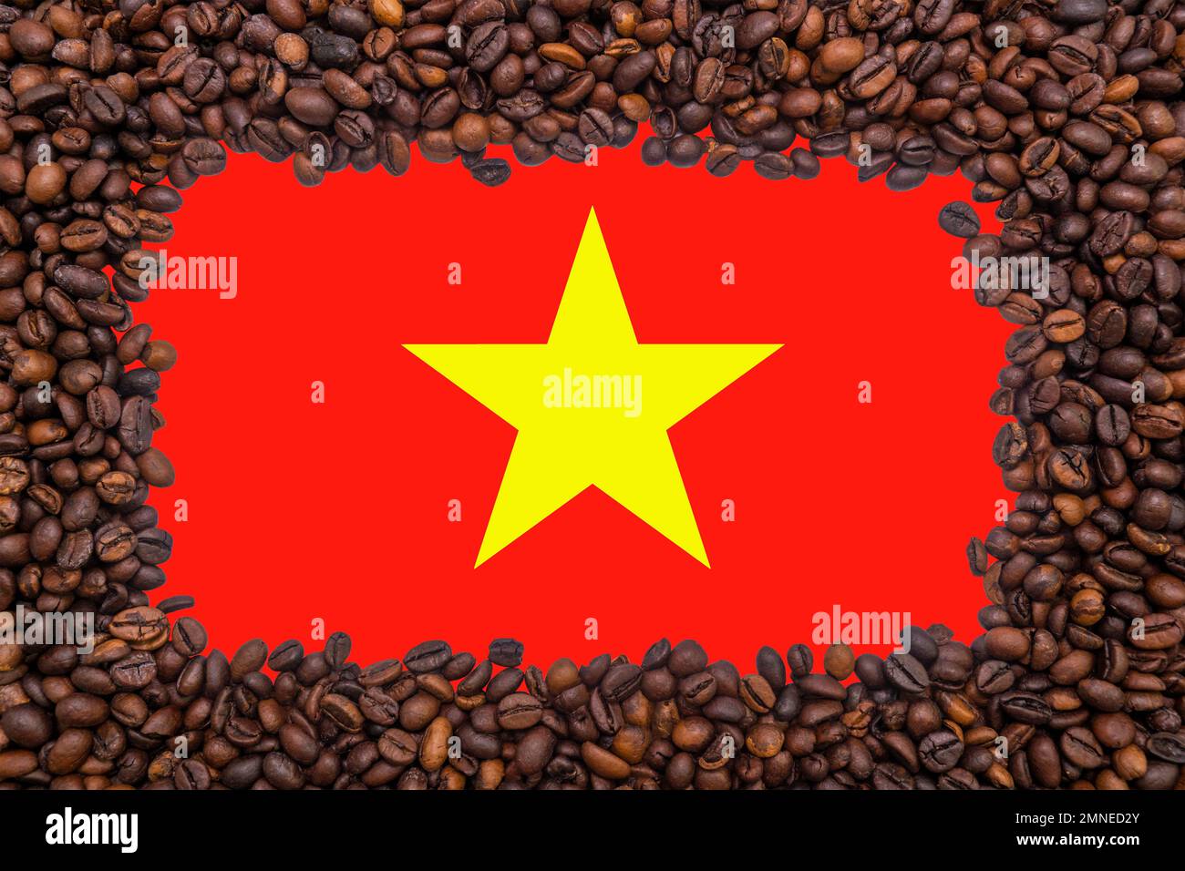 Cadre de grains de café rôtis sur le fond du drapeau du Vietnam (gros plan). Le plus grand exportateur de café au monde. Café vietnamien Banque D'Images