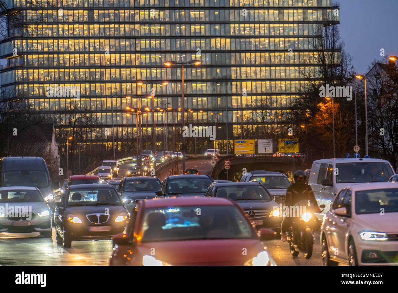 Circulation en centre-ville, Danziger Straße, B8, Düsseldorf, bureau, Trafic après le travail, NRW, Allemagne, Banque D'Images