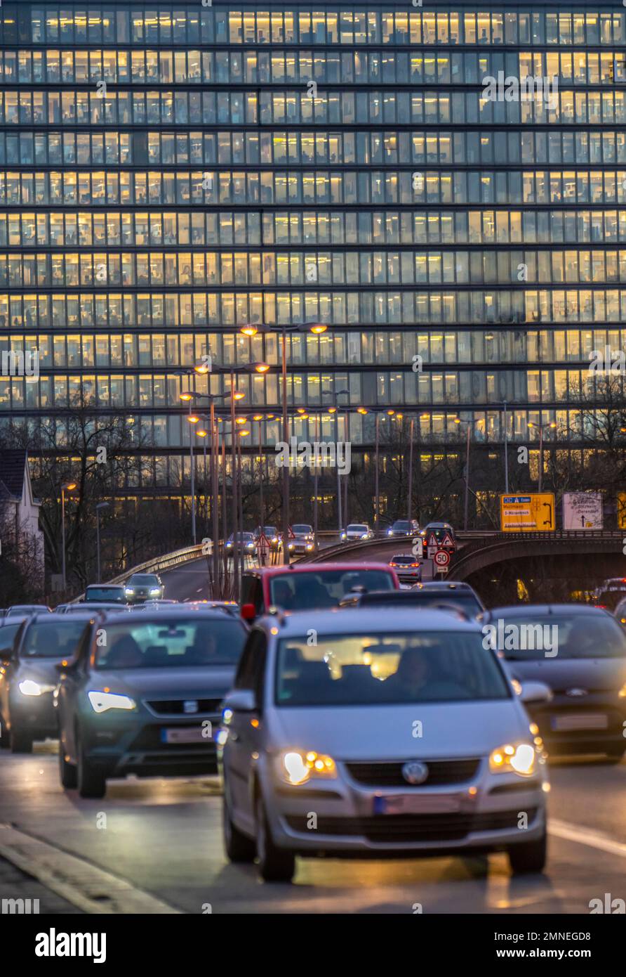 Circulation en centre-ville, Danziger Straße, B8, Düsseldorf, bureau, Trafic après le travail, NRW, Allemagne, Banque D'Images