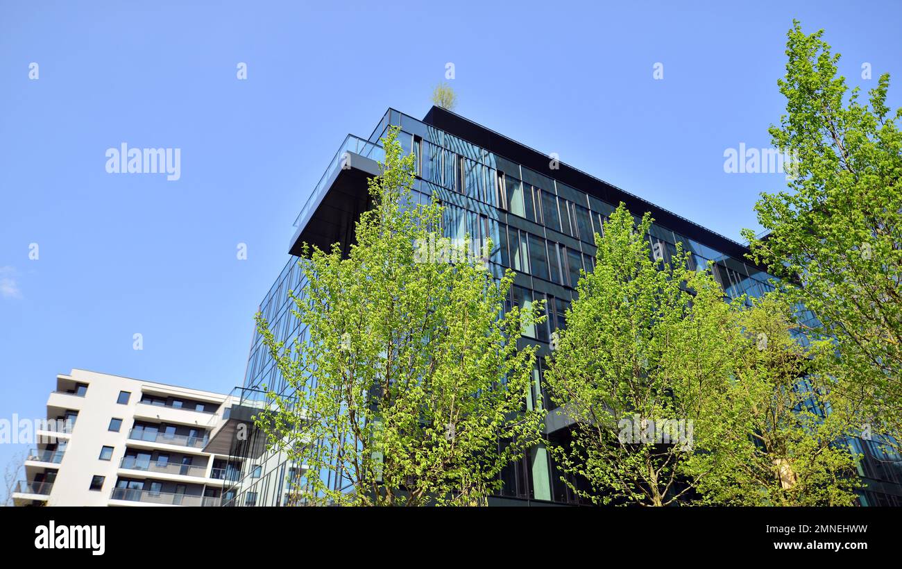 Résumé de la façade en verre d'un bâtiment moderne recouvert de verre réfléchissant. Architecture arrière-plan abstrait. Paroi en verre Banque D'Images