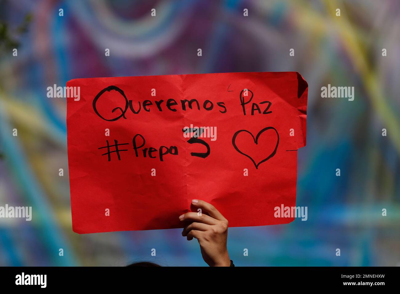 A student holds a sign that reads in Spanish "We want peace" during a protest against the murder of three film students who have become emblematic of Mexico's missing, in Guadalajara, Mexico, Thursday, April 26, 2018. Prosecutors said the three were abducted by the Jalisco New Generation Cartel because they were filming a school project at a house used by the rival Nueva Plaza gang. (AP Photo/Eduardo Verdugo) Banque D'Images