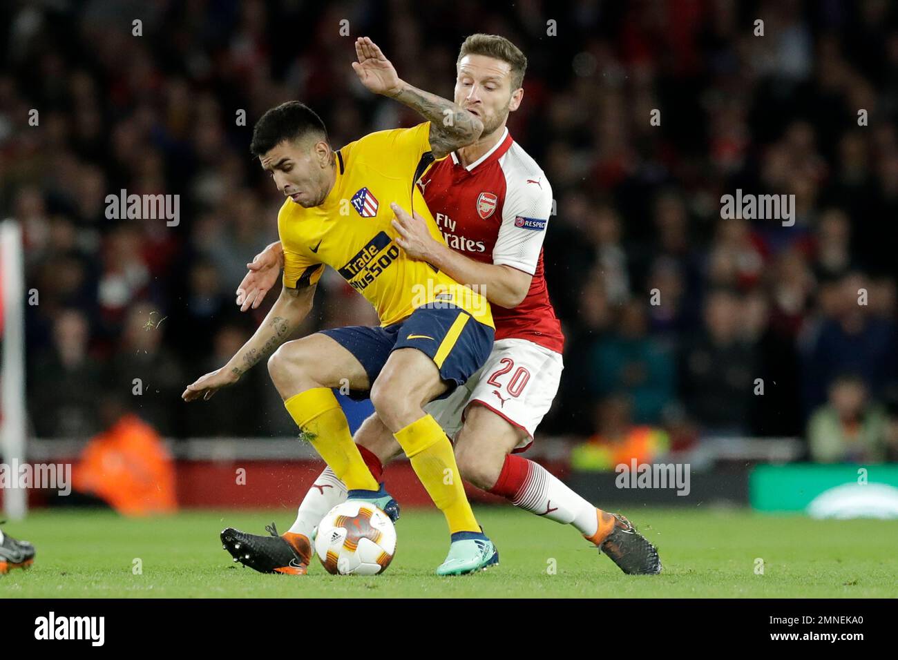 Arsenal's Shkodran Mustafi, right, stops Atletico's Angel Correa during the Europa League semifinal first leg soccer match between Arsenal FC and Atletico Madrid at Emirates Stadium in London, Thursday, April 26, 2018. (AP Photo/Matt Dunham) Banque D'Images