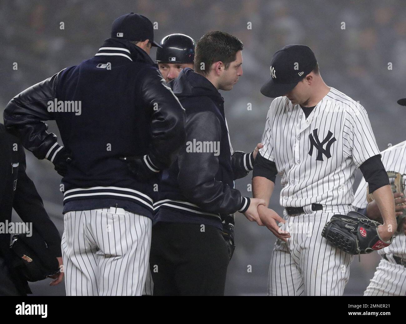 New York Yankees pitcher Sonny Gray is checked by a trainer after being hit by a batted ball by Minnesota Twins' Joe Mauer during the fifth inning of a baseball game, Wednesday, April 25, 2018, in New York. (AP Photo/Julie Jacobson) Banque D'Images