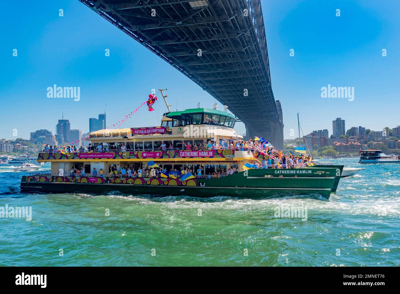 Le ferry de Sydney Catherine Hamlin revient sous le pont du port de Sydney après l'Australia Day Ferry Boat Race qui transporte de nouveaux réfugiés ukrainiens Banque D'Images