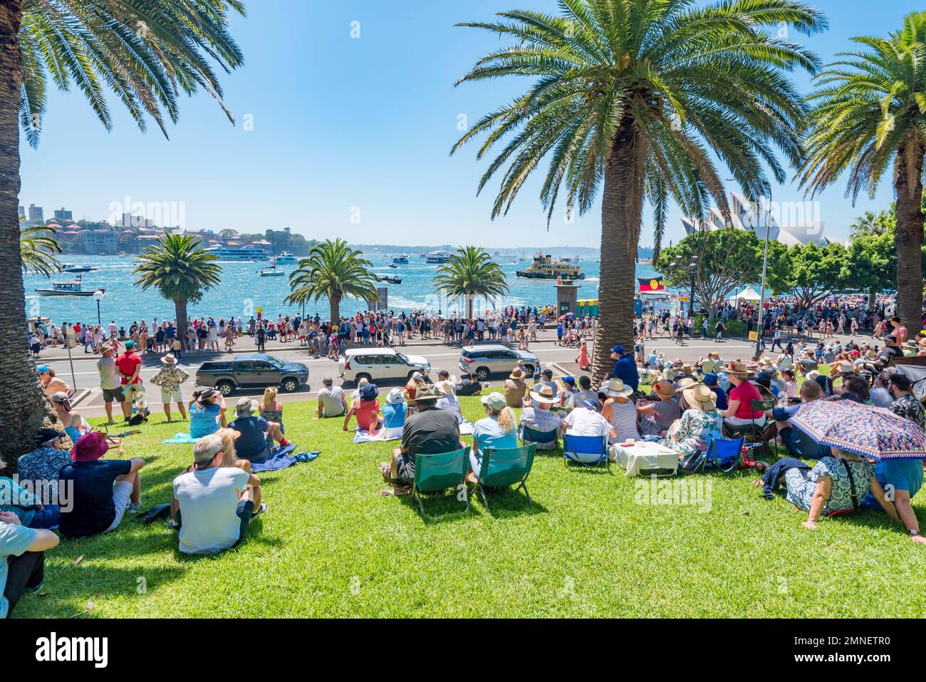 Des foules de personnes se sont rassemblées à Dawes point près de Circular Quay, en regardant les événements dans le port de Sydney pendant les célébrations de la fête de l'Australie à 26 janvier 2023 Banque D'Images