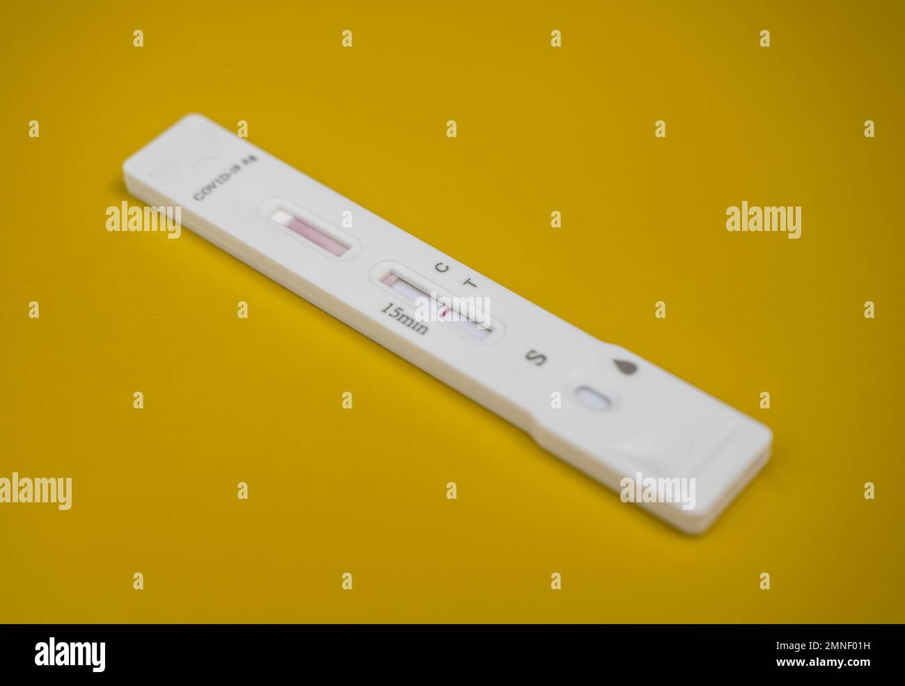 Cassette de test, kit de test d'antigène Covid-19, résultat de test non valide, auto-test, SRAS-COV-2, virus Corona, pandémie, exemptée, fond jaune Banque D'Images