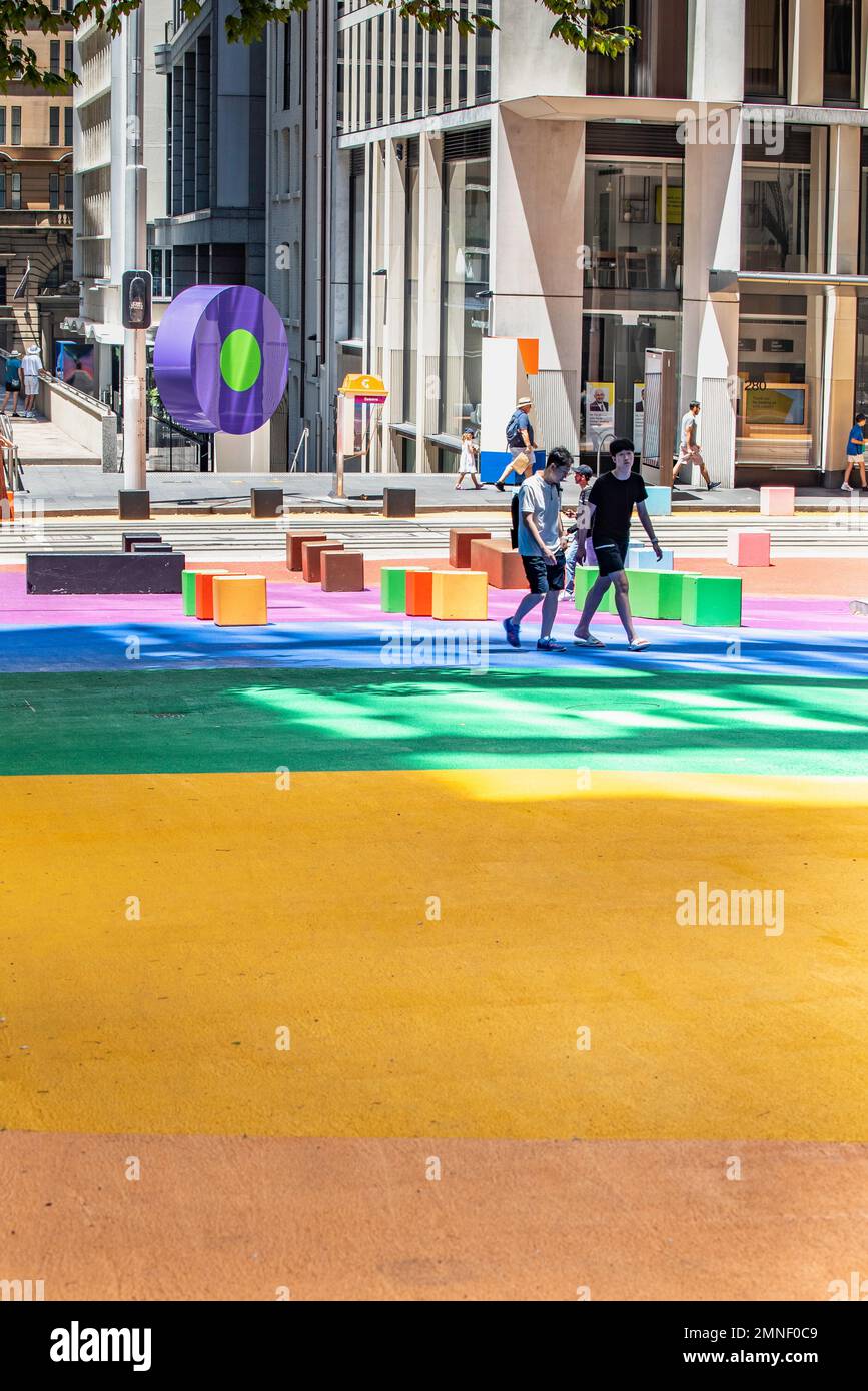 Sydney City, Australie 26th 2023 janvier : Margaret Street et d'autres rues de la ville sont peintes dans des couleurs arc-en-ciel pour la prochaine fierté mondiale Banque D'Images