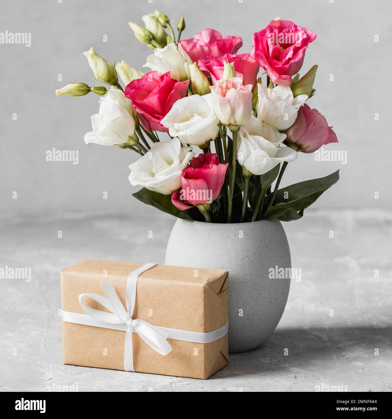 vue avant bouquet roses vase cadeau emballé. Belle photo Banque D'Images
