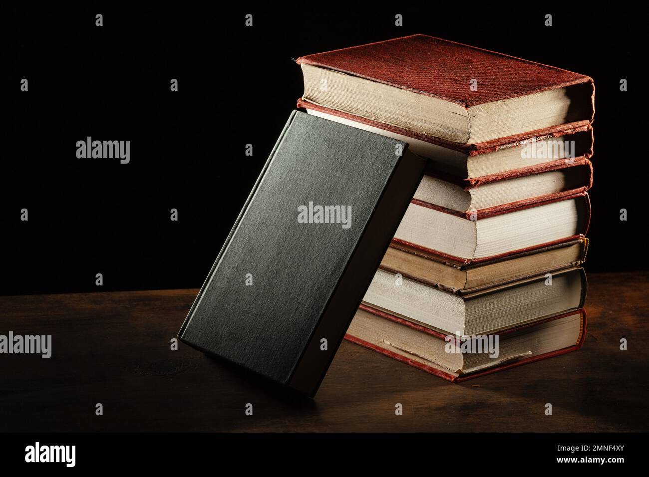 table en bois avec pile de livres. Résolution et superbe photo de haute qualité Banque D'Images