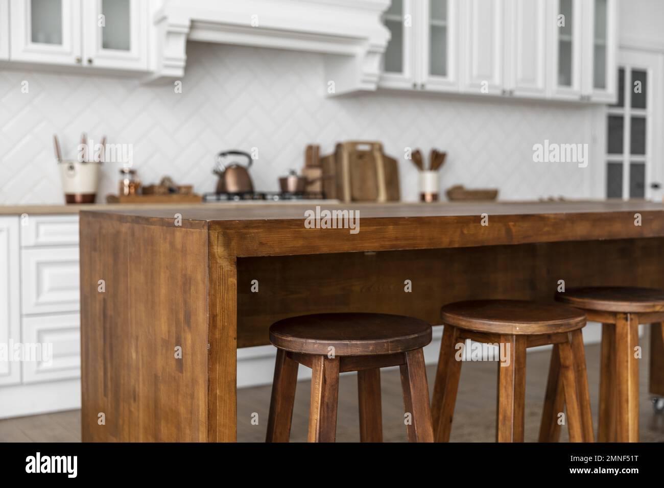 chaises de table en bois cuisine.Résolution et superbe photo de haute qualité Banque D'Images
