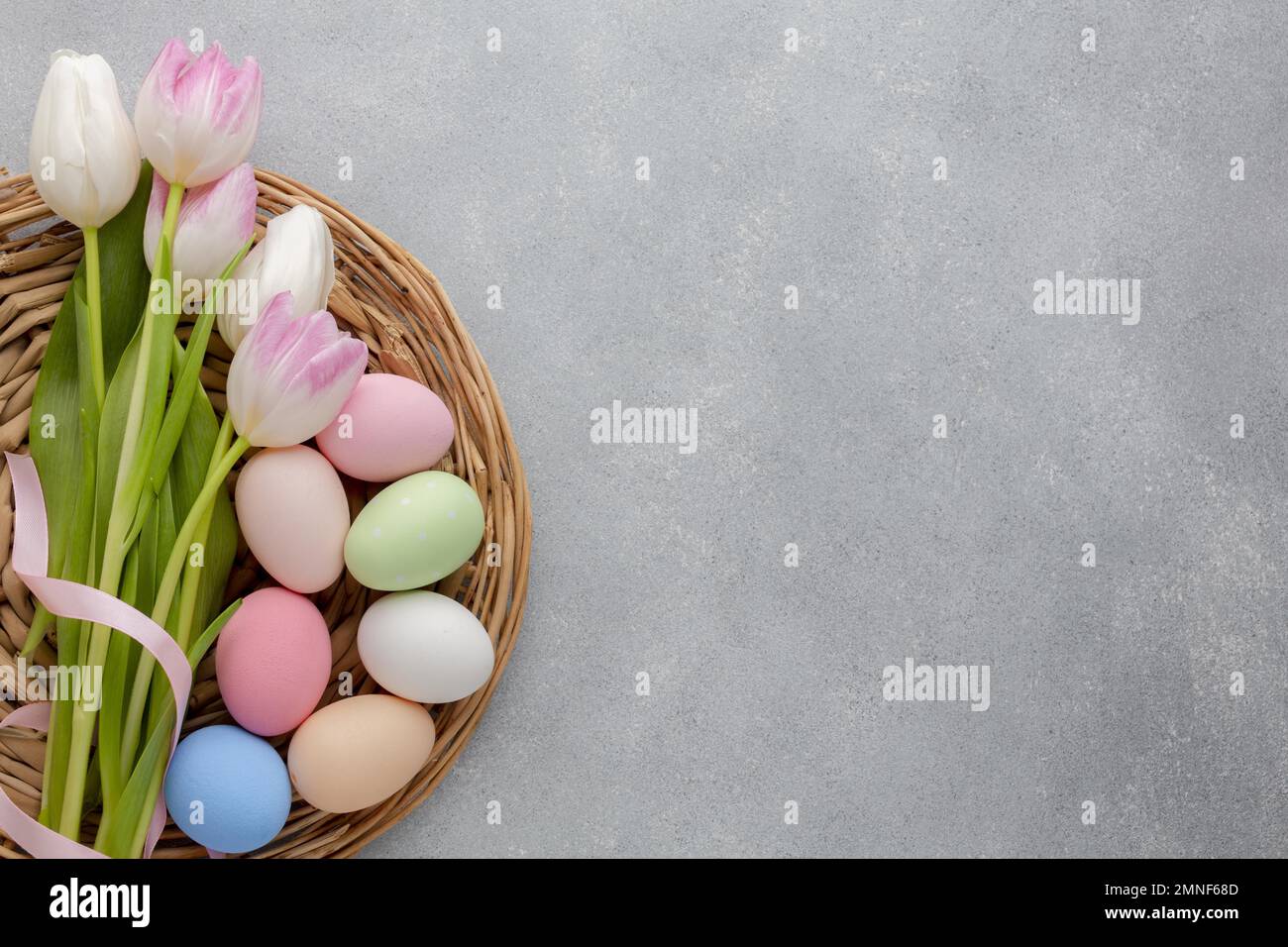flat lay tulipes multicolores avec l'espace de copie des œufs de pâques. Résolution et superbe photo de haute qualité Banque D'Images