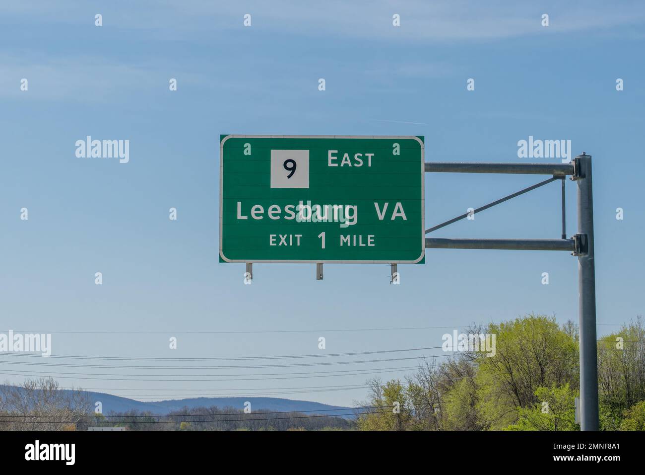 Charles Town, Virginie-Occidentale - 20 avril. 2022 : panneau de sortie de l'autoroute sur South 340, East 9 pour Leesburg, Virginie Banque D'Images