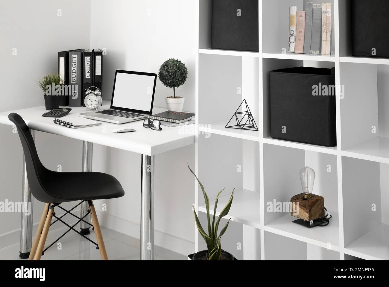 bureau avec étagère pour chaise d'ordinateur portable. Résolution et superbe photo de haute qualité Banque D'Images