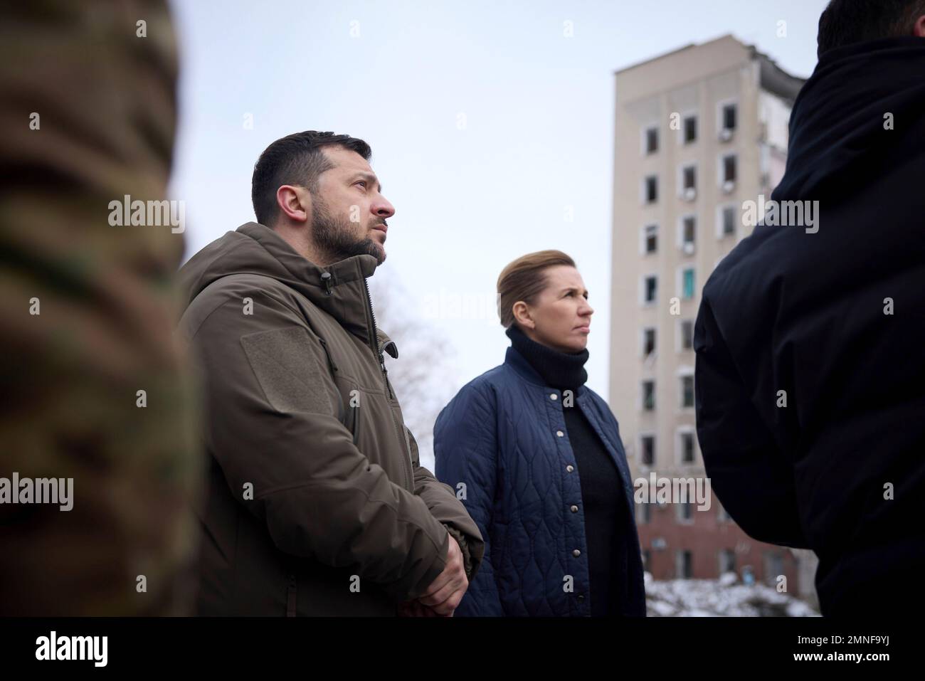 Mykolaiv, Ukraine. 30th janvier 2023. Le président ukrainien Volodymyr Zelenskyy, à gauche, et le Premier ministre danois Mette Frederiksen, à droite, se rendrent dans les bâtiments de l'administration militaire régionale de Mykolaiv détruits par les attaques russes, 30 janvier 2023, à Mykolaiv, en Ukraine. Credit: Présidence de l'Ukraine/Bureau de presse présidentiel ukrainien/Alamy Live News Banque D'Images