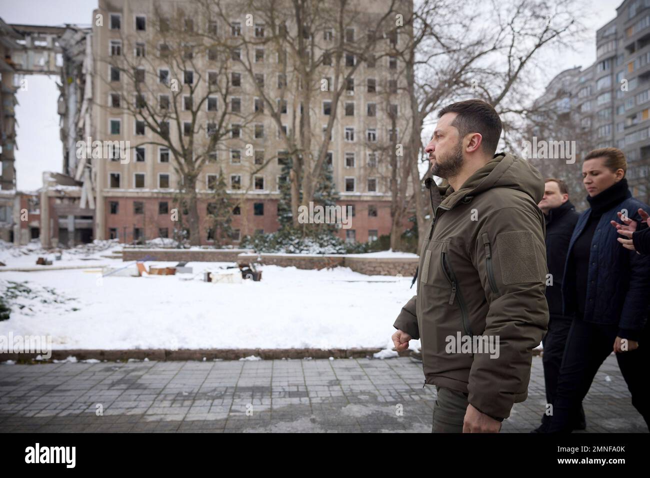 Mykolaiv, Ukraine. 30th janvier 2023. Le président ukrainien Volodymyr Zelenskyy, à gauche, et le Premier ministre danois Mette Frederiksen, à droite, se rendrent dans les bâtiments de l'administration militaire régionale de Mykolaiv détruits par les attaques russes, 30 janvier 2023, à Mykolaiv, en Ukraine. Credit: Présidence de l'Ukraine/Bureau de presse présidentiel ukrainien/Alamy Live News Banque D'Images