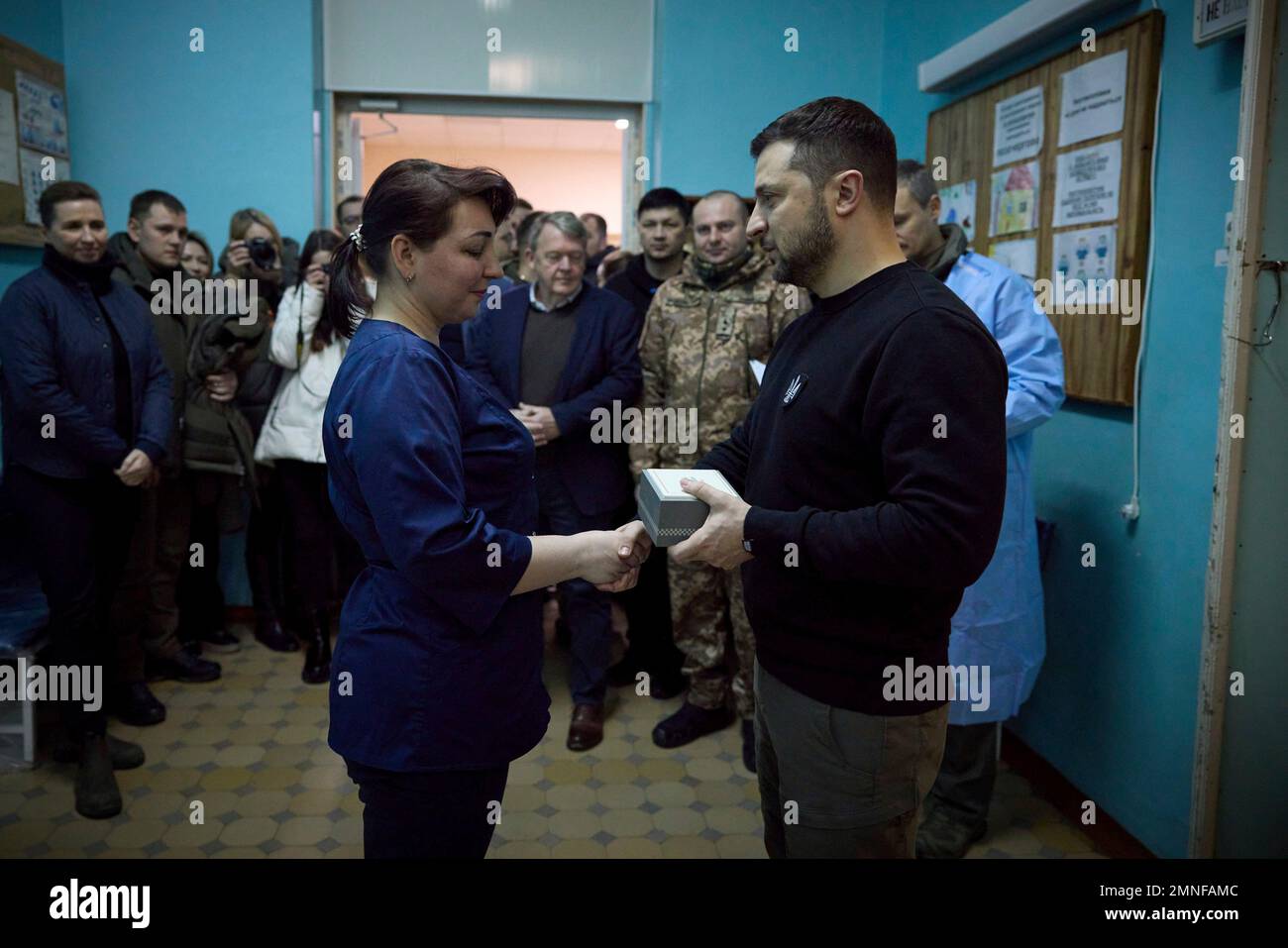 Mykolaiv, Ukraine. 30th janvier 2023. Le président ukrainien Volodymyr Zelenskyy décerne des médailles au personnel lors d'une visite dans un hôpital militaire 30kms en première ligne avec le Premier ministre danois, mette Frederiksen, 30 janvier 2023, à Mykolaiv, en Ukraine. Credit: Présidence de l'Ukraine/Bureau de presse présidentiel ukrainien/Alamy Live News Banque D'Images