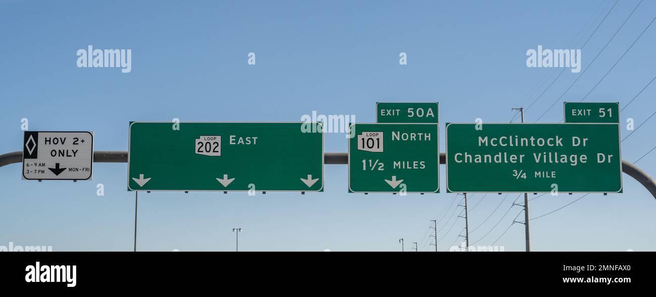 Panneaux sur la Santa Freeway, 202 Loop East à Chandler, Arizona pour HOV Lane, sortie 50A 101 Loop North, et sortie 51 McClintock Dr et Chandler Village Banque D'Images