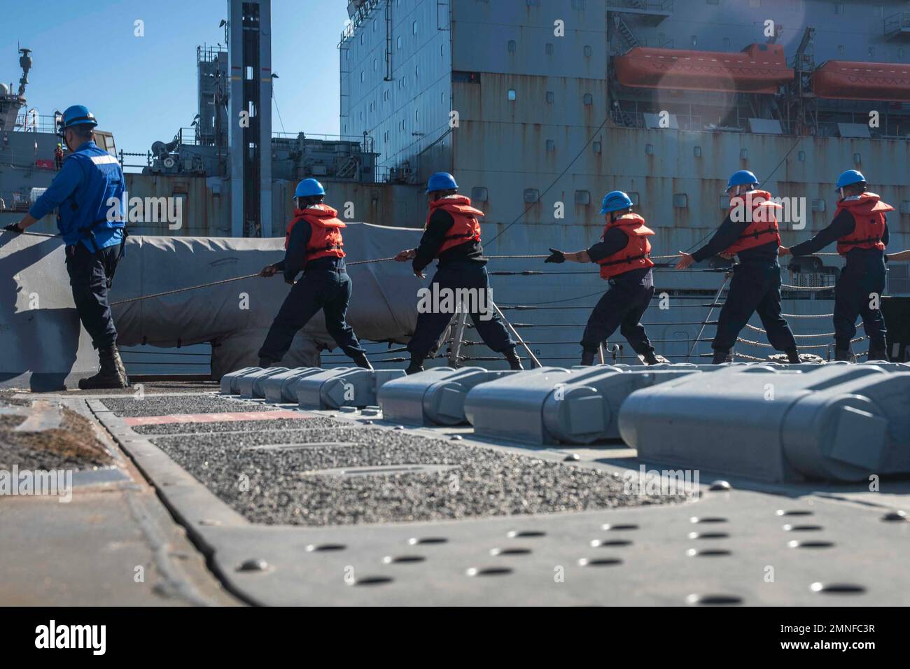 221002-N-XK462-1035 OCÉAN PACIFIQUE (2 OCTOBRE 2022) ÉTATS-UNIS Les marins montent la ligne pendant une reconstitution en cours à bord du destroyer de missile guidé de classe Arleigh Burke USS Wayne E. Meyer (DDG 108). Wayne E. Meyer travaille actuellement avec Nimitz Carrier Strike Group en vue d'un déploiement à venir. Banque D'Images