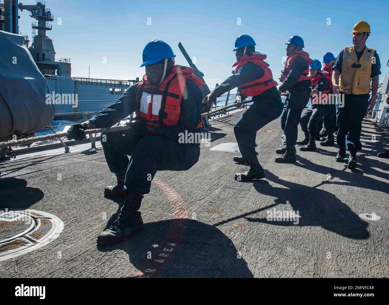 221002-N-XK462-1042 OCÉAN PACIFIQUE (2 OCTOBRE 2022) ÉTATS-UNIS Les marins montent la ligne pendant une reconstitution en cours à bord du destroyer de missile guidé de classe Arleigh Burke USS Wayne E. Meyer (DDG 108). Wayne E. Meyer travaille actuellement avec Nimitz Carrier Strike Group en vue d'un déploiement à venir. Banque D'Images