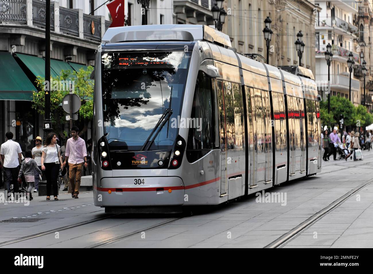 Tramway moderne en mouvement dans le centre-ville, Séville, Andalousie, sud de l'Espagne, Espagne Banque D'Images