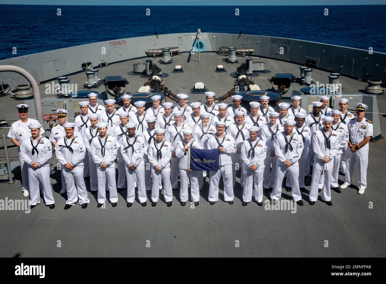 Les marins de la Marine américaine affectés au navire de transport amphibie de classe San Antonio USS Arlington (LPD 24) et à l'unité d'artisanat d'assaut (ACU) 4 posent pour une photo à bord de l'Arlington après s'être qualifiés comme spécialistes de la guerre de surface enrôlée, le 2 octobre 2022. Le Kearsarge Amphiobie Ready Group et 22nd Marine Expeditionary Unit (MEU) opèrent dans l'océan Atlantique pour soutenir les opérations navales afin de maintenir la stabilité et la sécurité maritimes afin d'assurer l'accès, de prévenir l'agression et de défendre les intérêts américains, alliés et partenaires. Banque D'Images