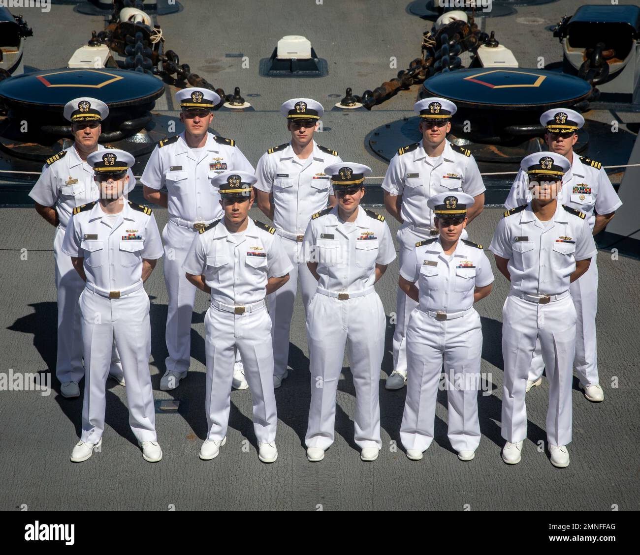 Les marins de la Marine américaine affectés au navire de transport amphibie de classe San Antonio USS Arlington (LPD 24) posent pour une photo à bord de l'Arlington après s'être qualifiés d'officiers de guerre de surface, le 2 octobre 2022. Le Kearsarge Amphiobie Ready Group et 22nd Marine Expeditionary Unit (MEU) opèrent dans l'océan Atlantique pour soutenir les opérations navales afin de maintenir la stabilité et la sécurité maritimes afin d'assurer l'accès, de prévenir l'agression et de défendre les intérêts américains, alliés et partenaires. Banque D'Images